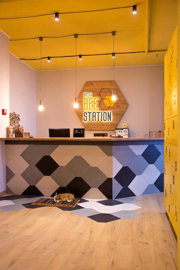 Hotel Bee Station Kiev Bagian luar foto