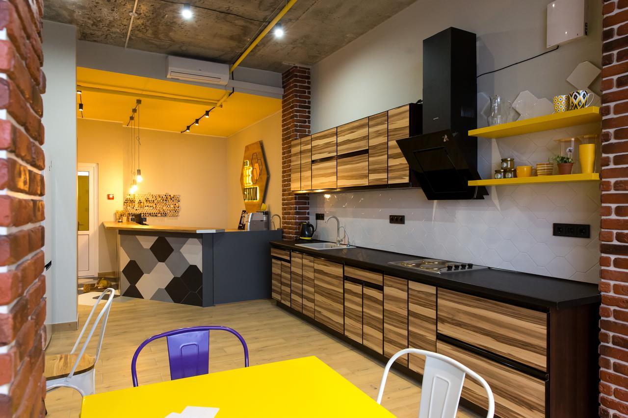 Hotel Bee Station Kiev Bagian luar foto